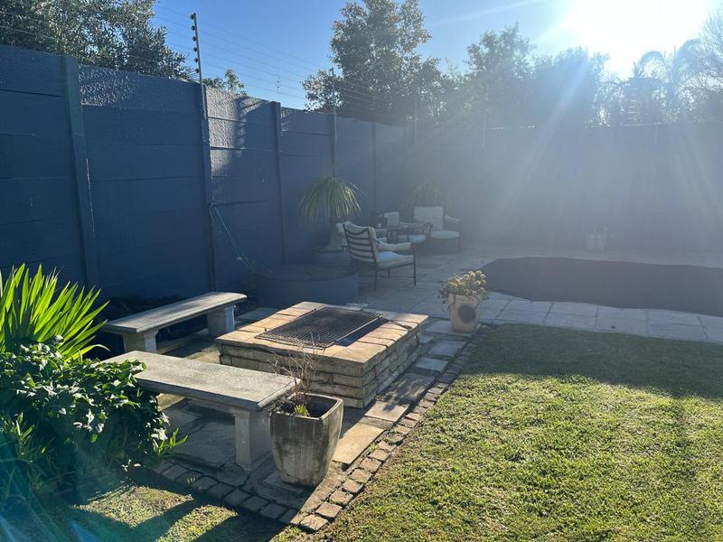 To Let 3 Bedroom Property for Rent in Uitzicht Western Cape